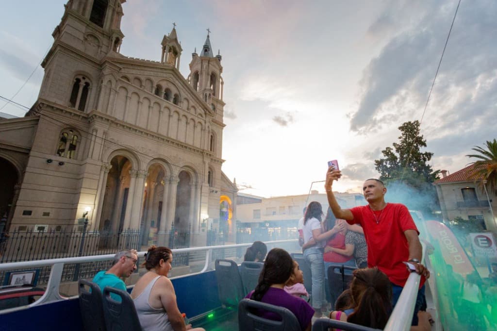 Bus turístico frente a la catedral