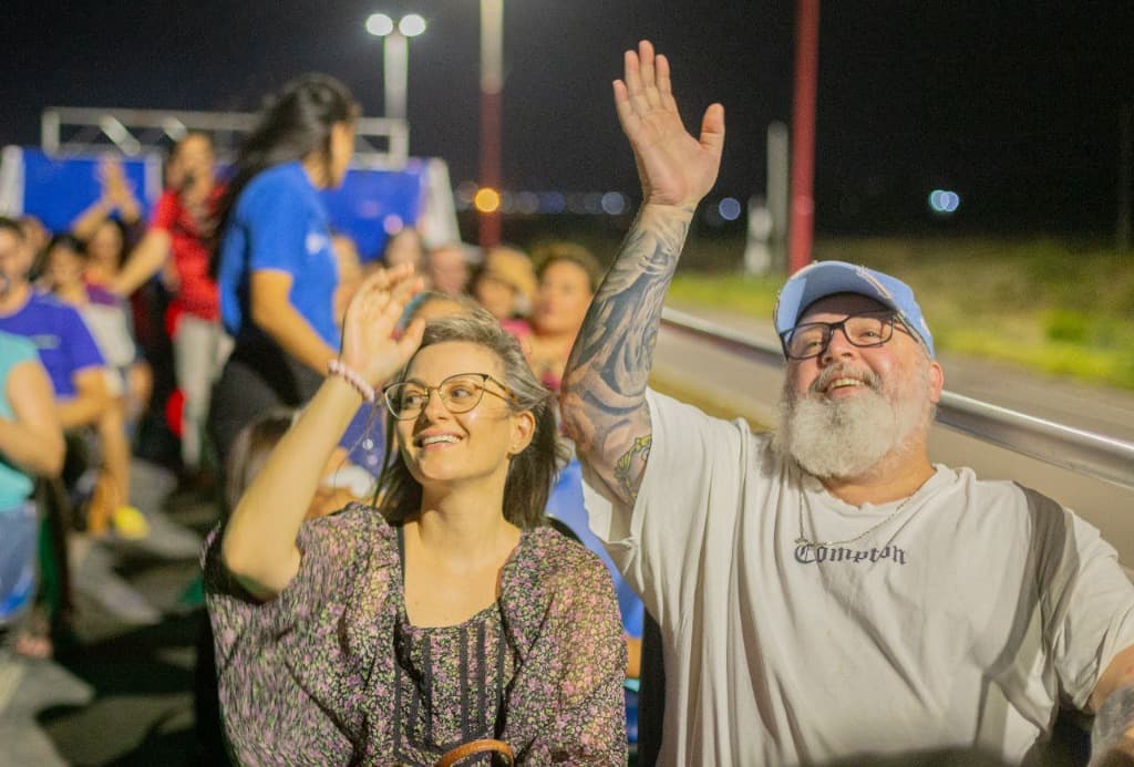Turistas disfrutando el recorrido nocturno
