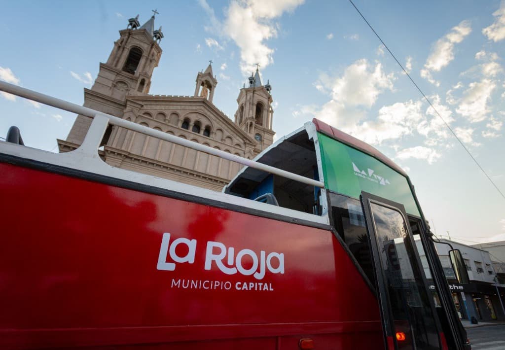 Bus turístico La Rioja frente a la catedral