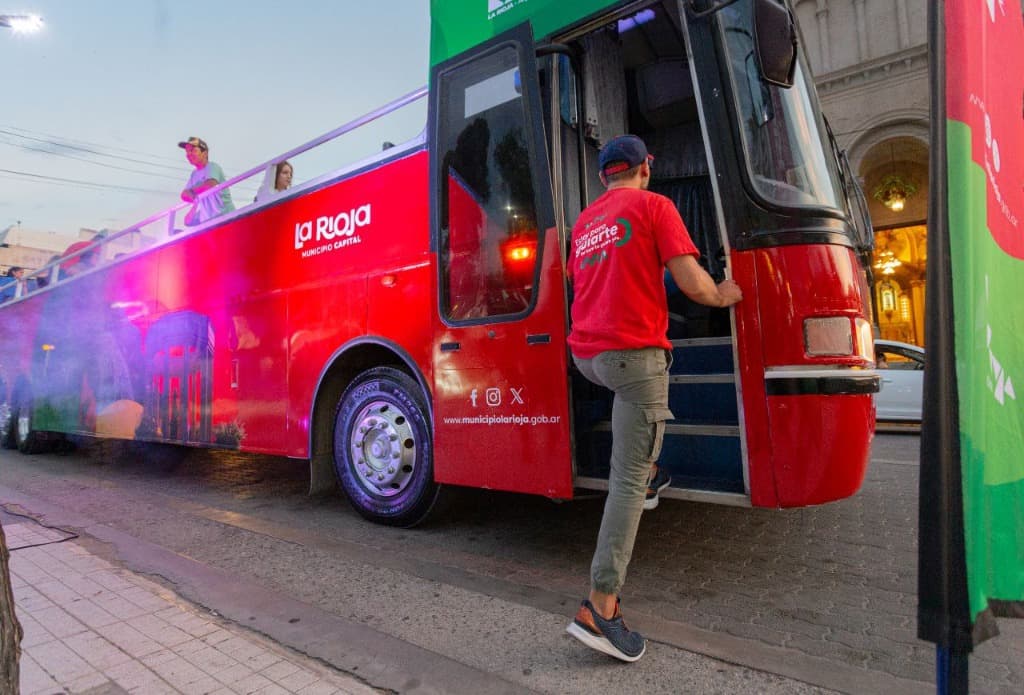 Bus turístico en la ciudad